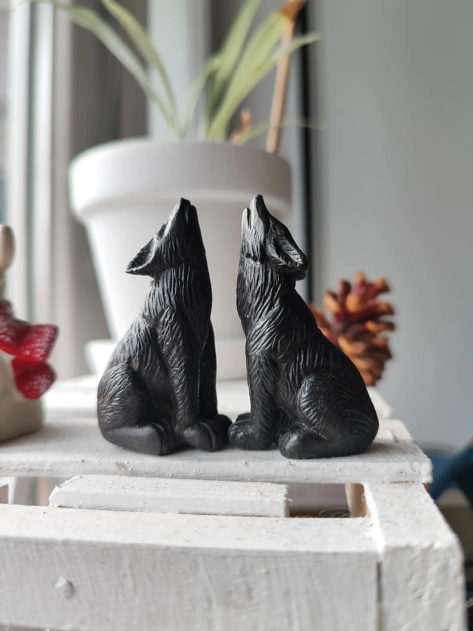 Howling wolf figurine